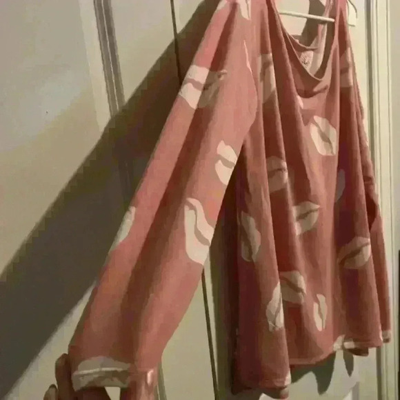 💋Fantastic Fawn ENDEAR LipPrint Asymmetric Cutout Jersey Top Size L - Picture 5 of 9